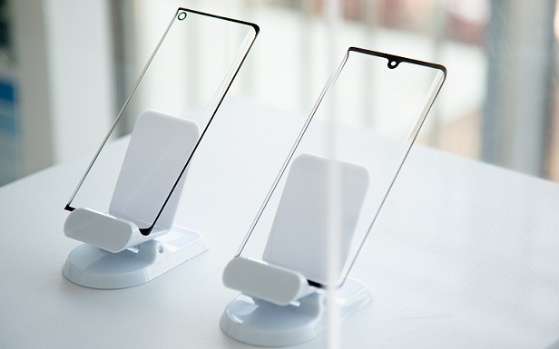 curved glass cover for mobile phone.jpg